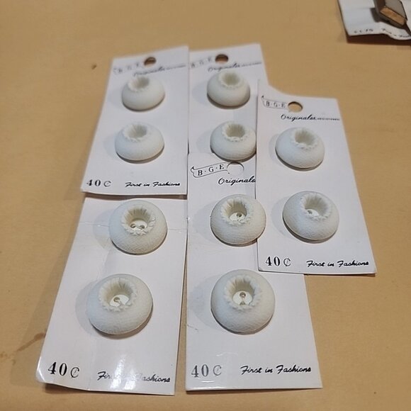 Vintage BGE ORIGINALS White Plastic Buttons Made In Japan Lot 10 On Cards - Picture 1 of 6